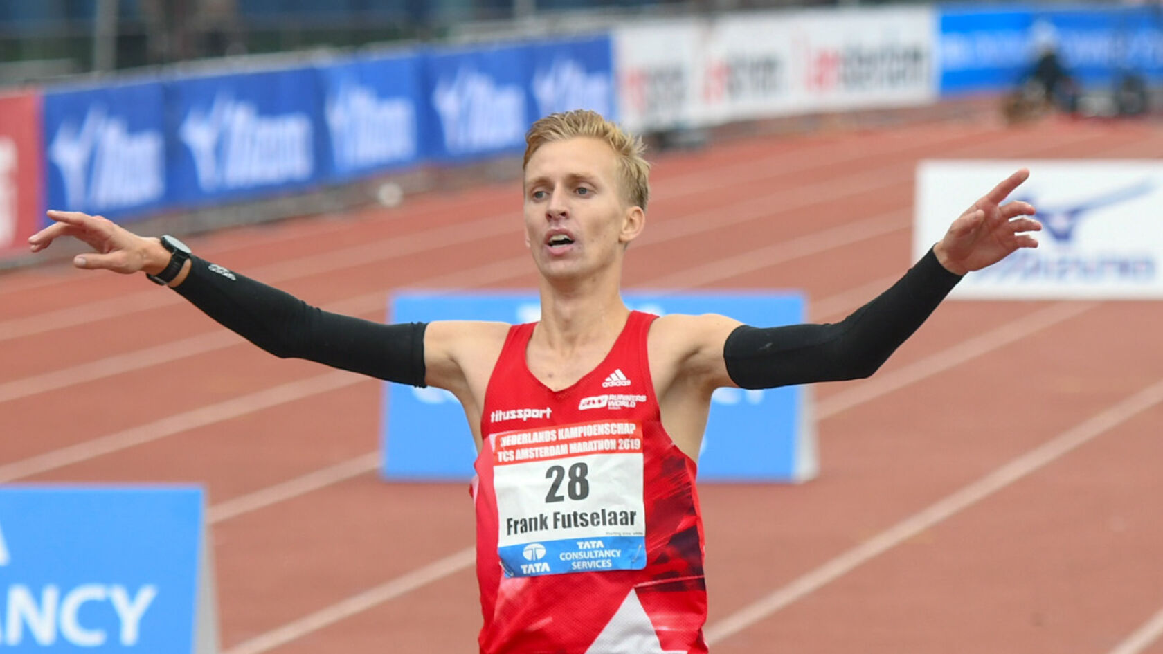 Topveld aan de start van NK halve marathon