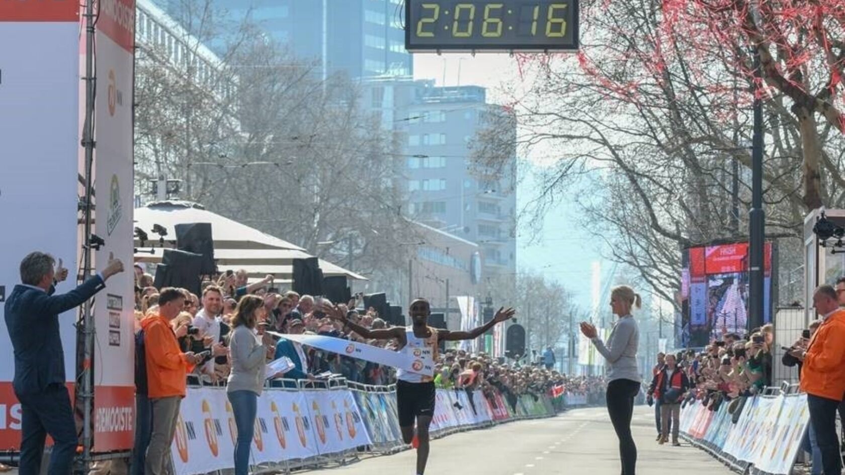 Abdi Nageeye verpulvert Nederlands marathon record!