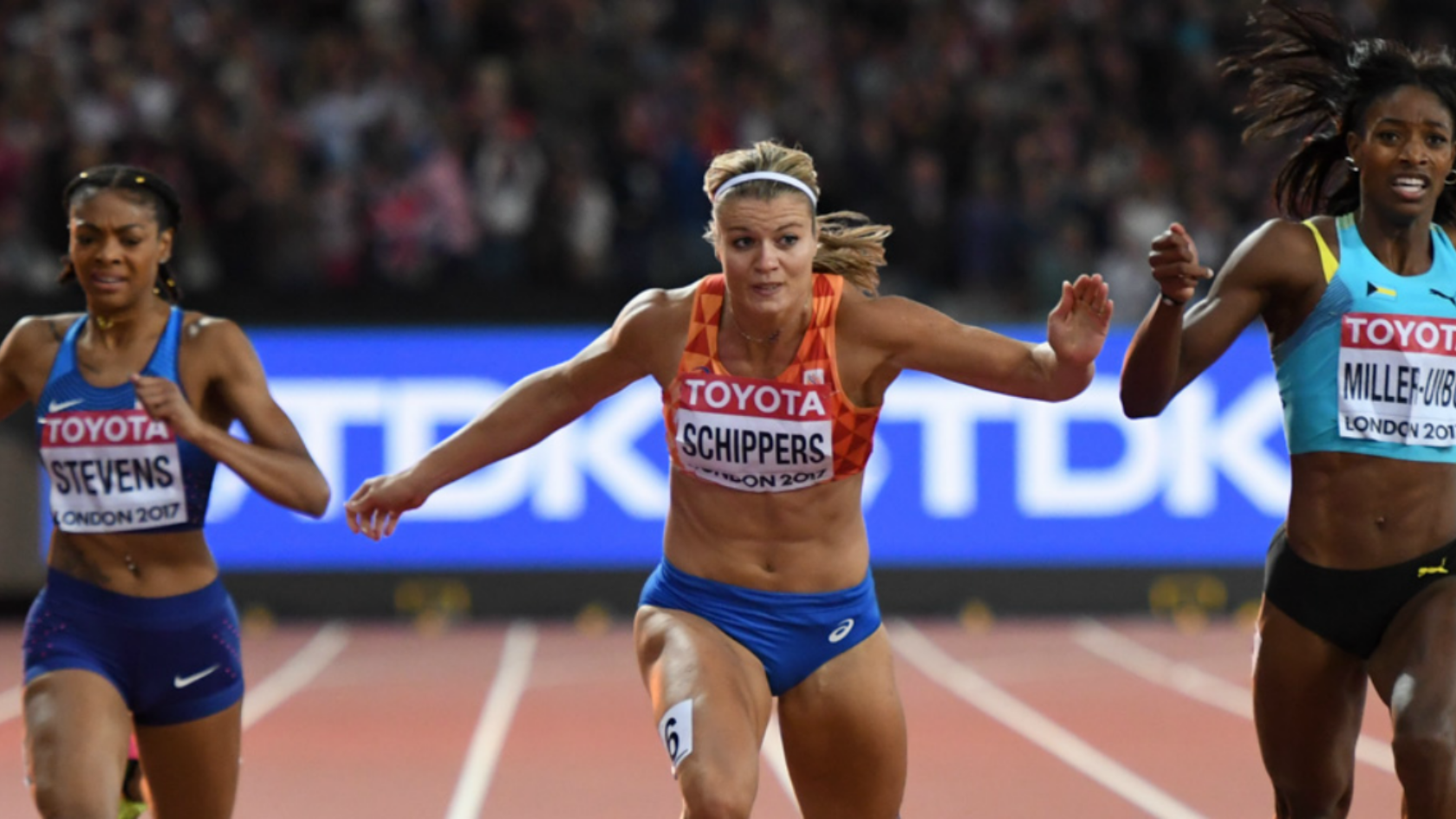 Dafne Schippers aan de start van AA Drink NK Indoor