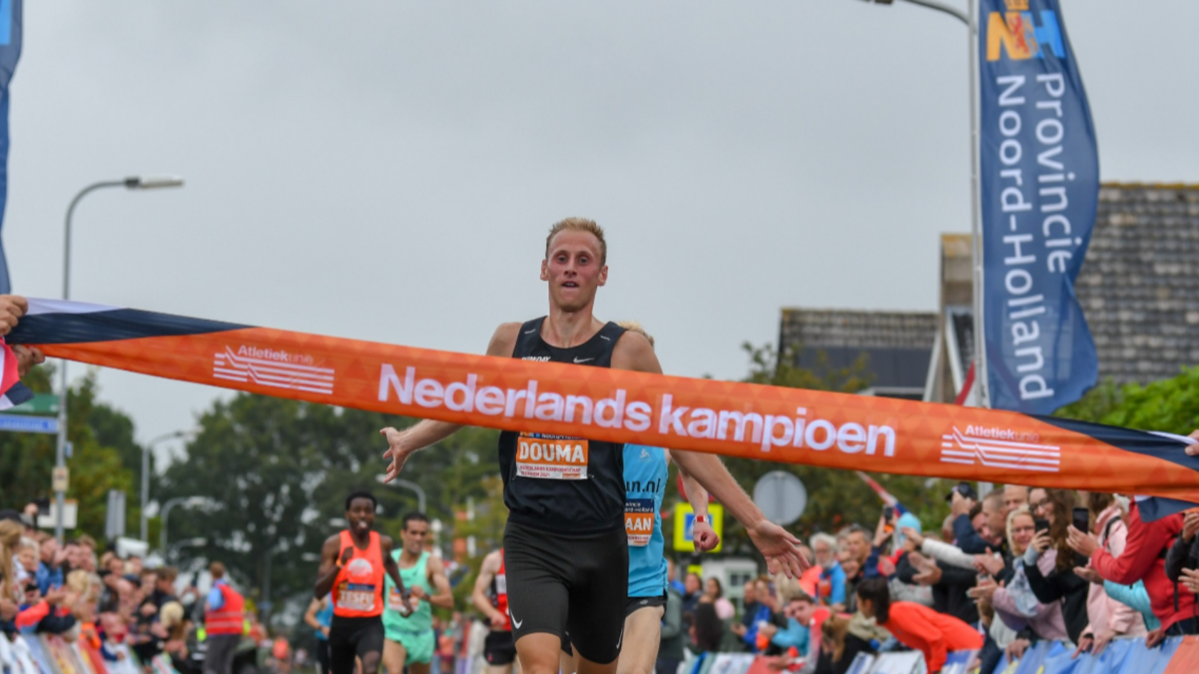 Richard Douma en Jasmijn Lau pakken nationale titel 10 kilometer in Venhuizen