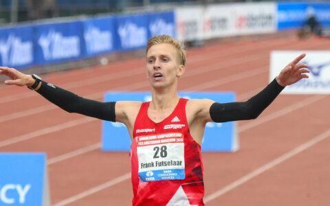 Topveld aan de start van NK halve marathon