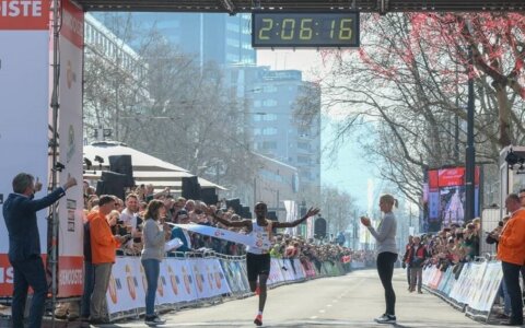 Abdi Nageeye verpulvert Nederlands marathon record!