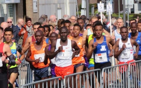 Krumins en Van der Wielen vijfde in snelle Parelloop