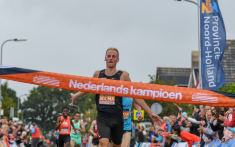 Richard Douma en Jasmijn Lau pakken nationale titel 10 kilometer in Venhuizen