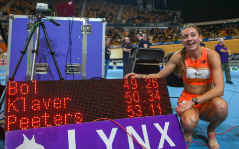 Femke Bol loopt wereldrecord 400 meter tijdens NK Indoor